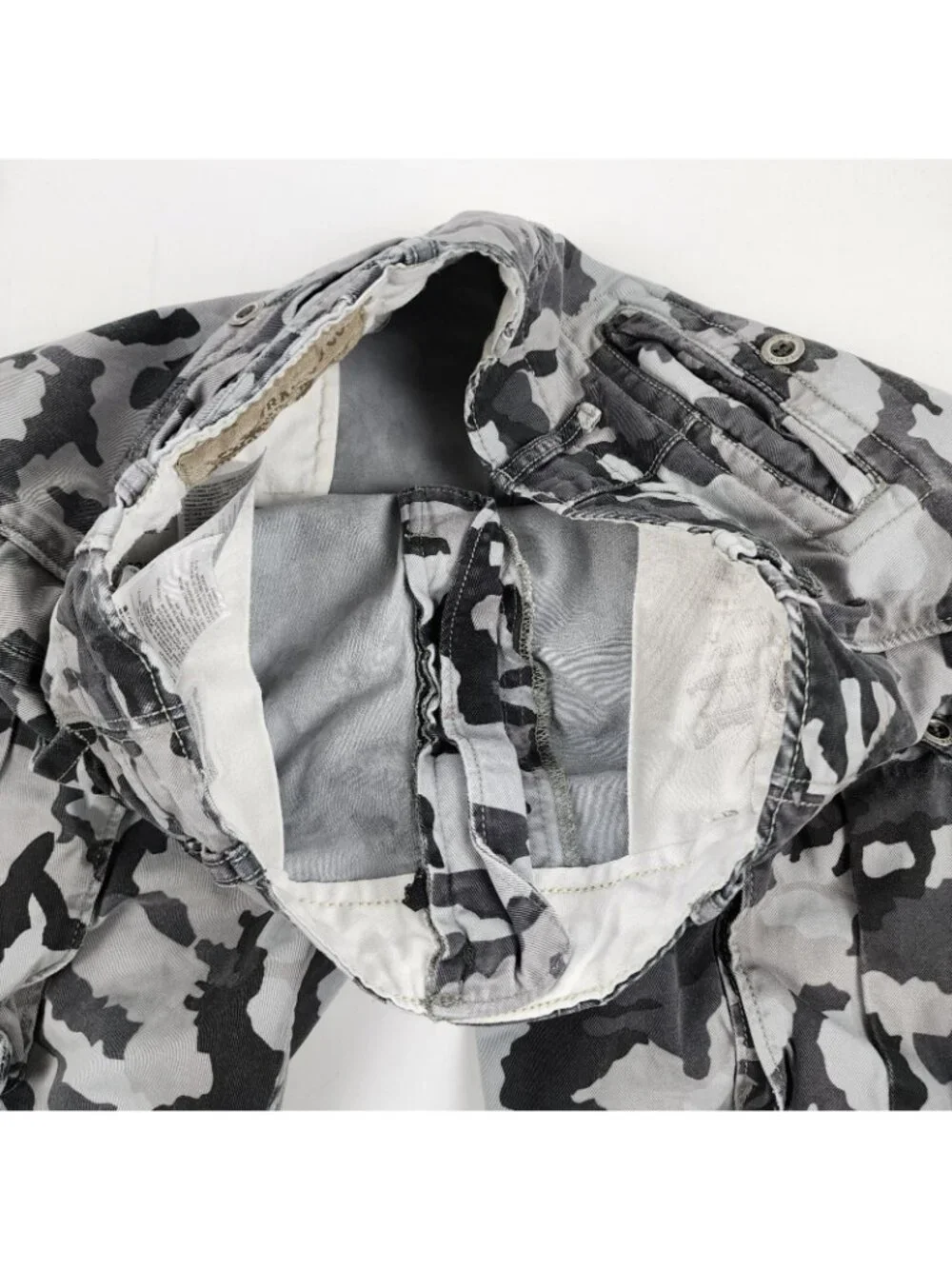 Levis Shorts Mens 29x10 Gray Camo Cargo Jean Shorts